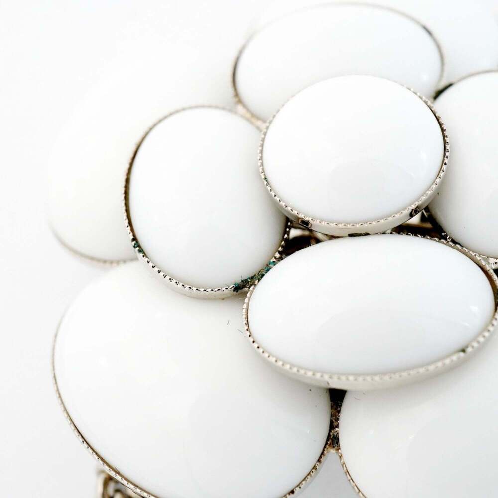 CHANEL Authentic White Necklace - Picture 7 of 9